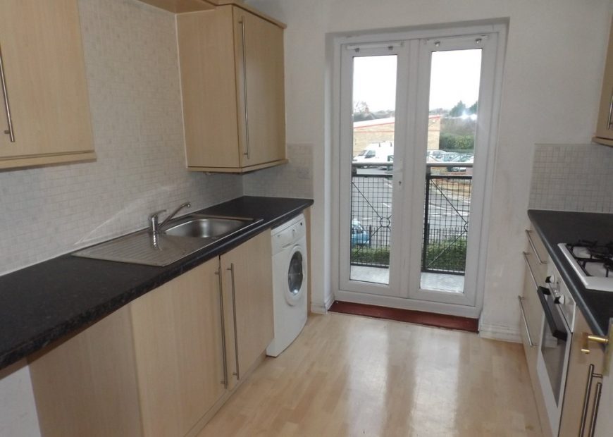 1st Floor Apartment. Balcony. White Goods. Part furnished