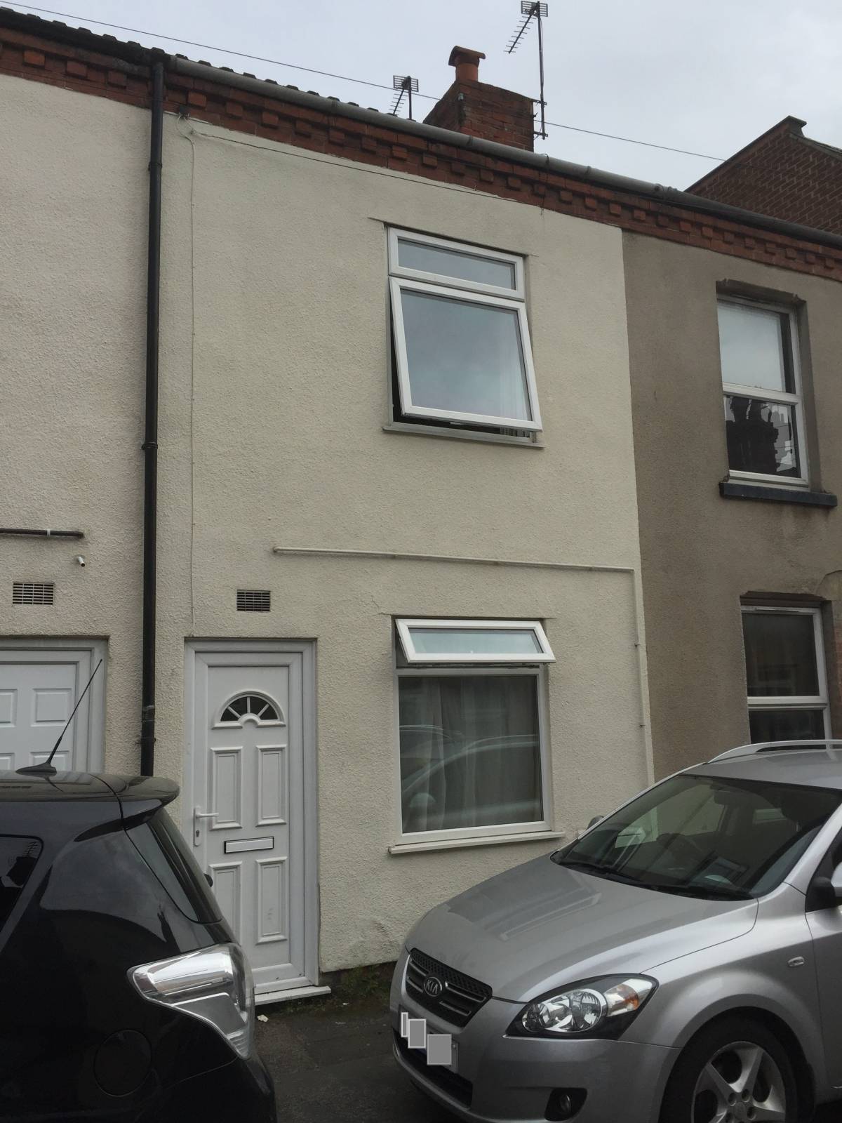 ** IDEAL FAMILY HOME / STARTER HOME ** 2 Double Bedroom. 2 Reception. Double Glazed. Garden. Fully reburbished decoration. New carpets to x2 reception rooms & stairs.