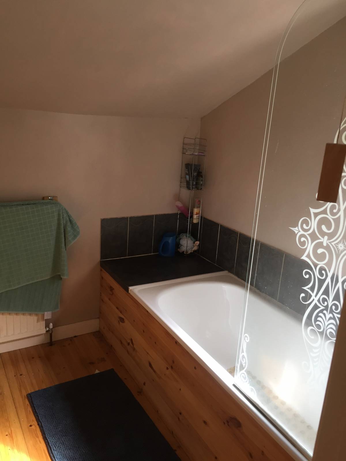 ** IDEAL FAMILY HOME / STARTER HOME ** 2 Double Bedroom. 2 Reception. Double Glazed. Garden. Fully reburbished decoration. New carpets to x2 reception rooms & stairs.