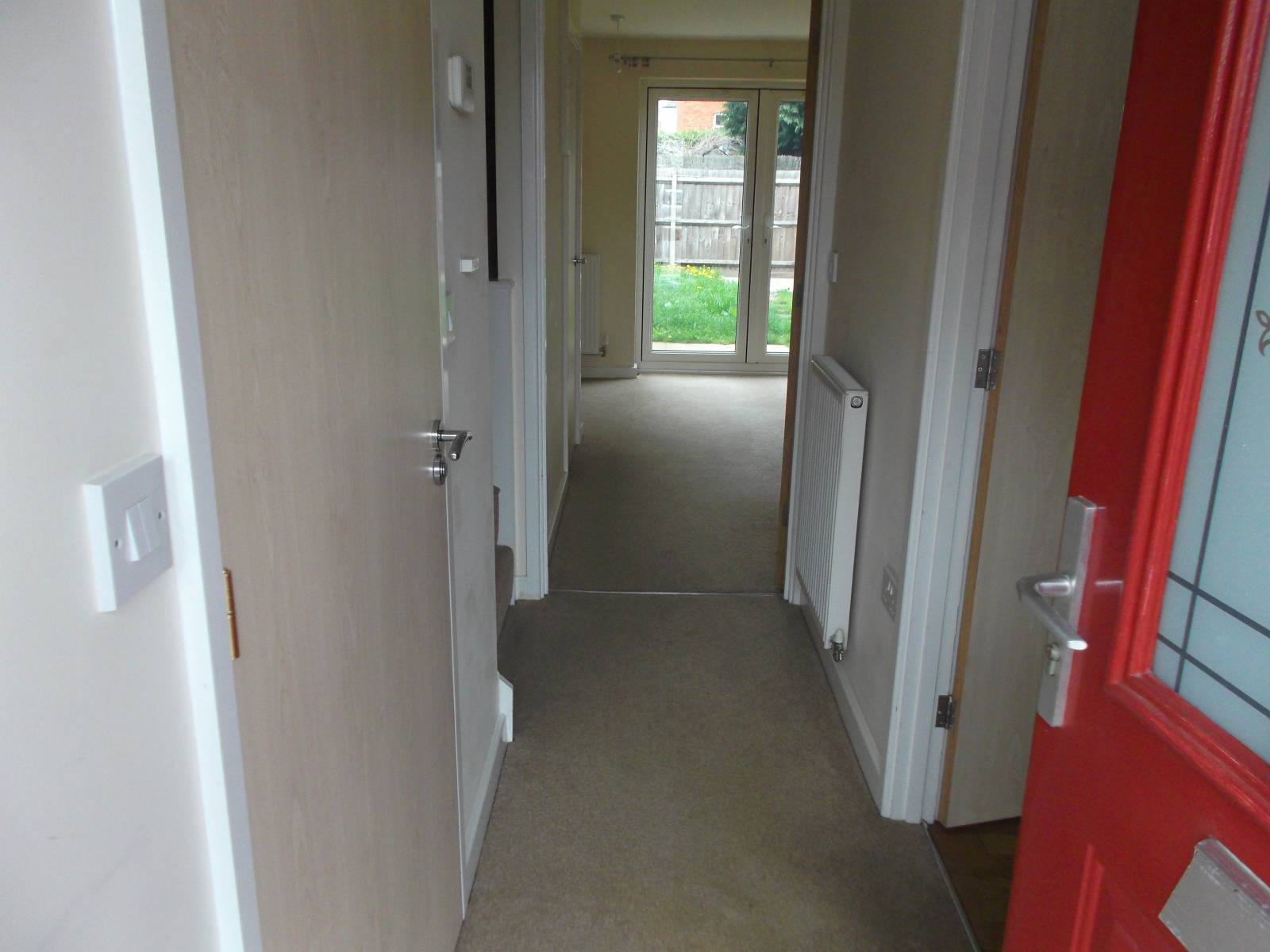 ** IDEAL STARTER HOME **  2 BED TOWN HOUSE. PARKING AND GARDEN. Downstairs WC.