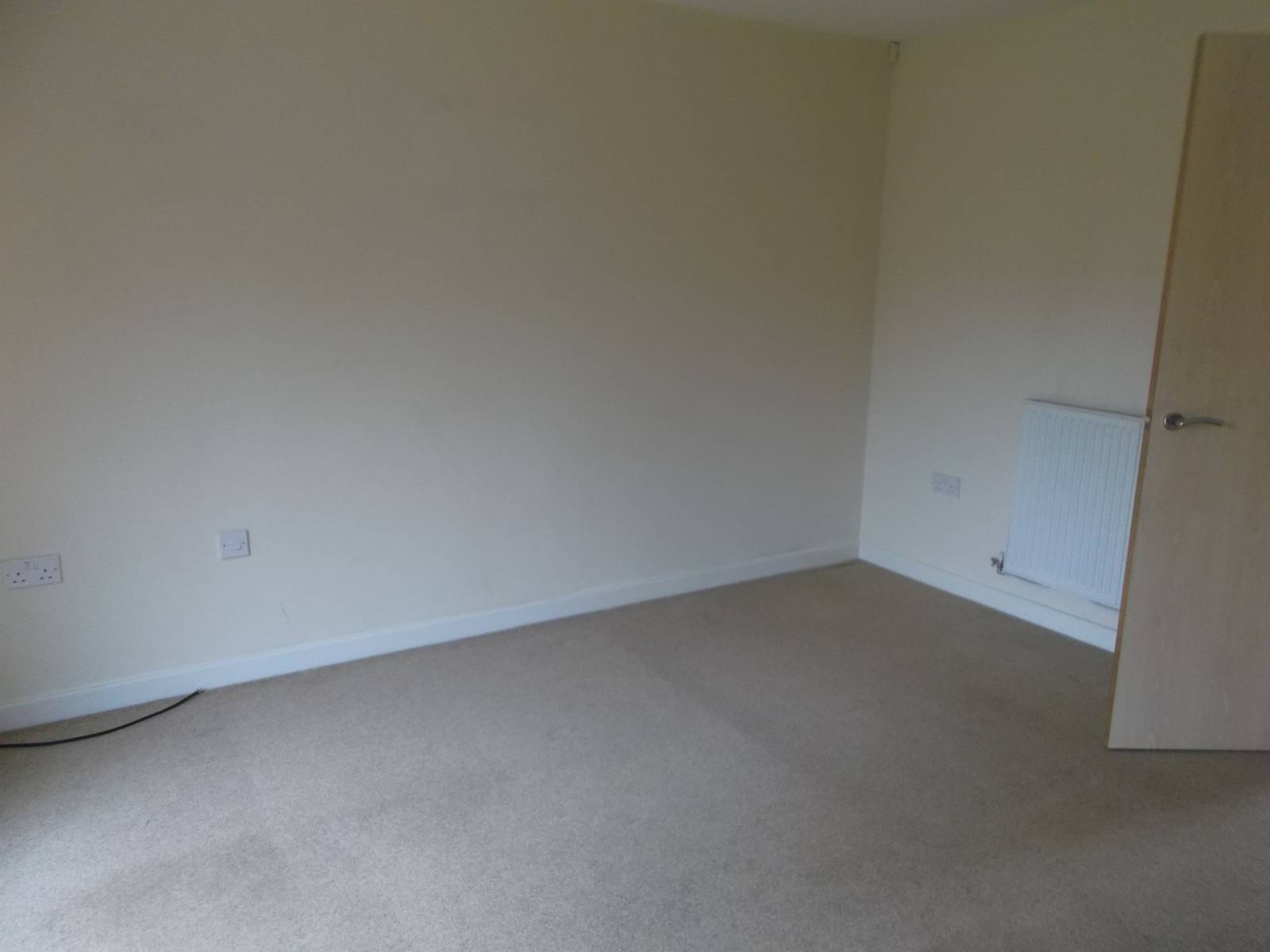 ** IDEAL STARTER HOME **  2 BED TOWN HOUSE. PARKING AND GARDEN. Downstairs WC.