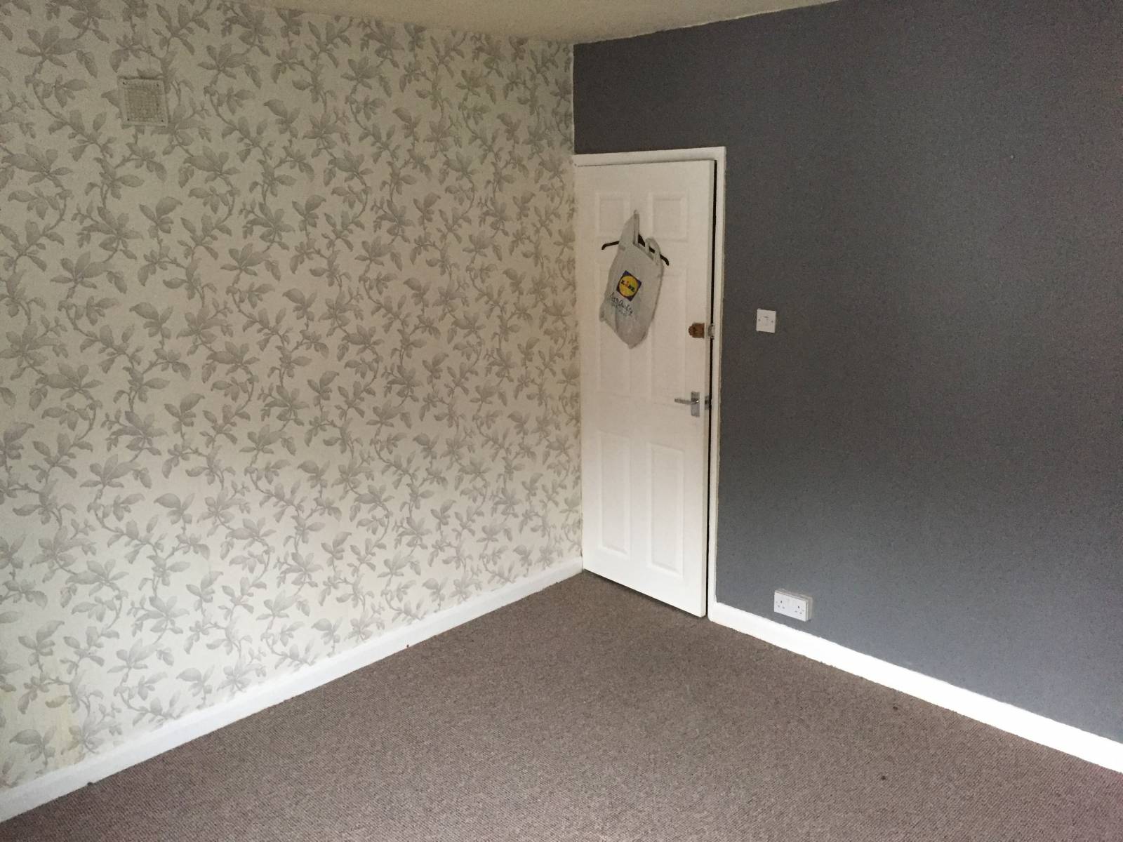 2 bedroom End Terraced. Private Yard. Large Rooms