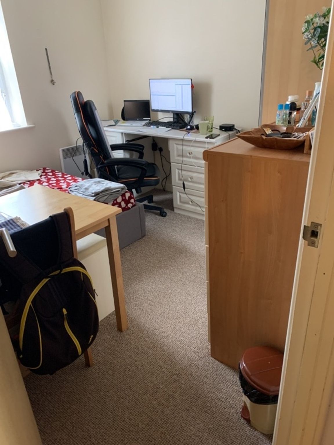 ***IDEAL FOR PROFESSIONAL COUPLE*** Ground Floor Apartment. Excellent links M1 corridor, 5 mins Junc. 27. Train & trams to Nottm & Mansfield. White goods included.