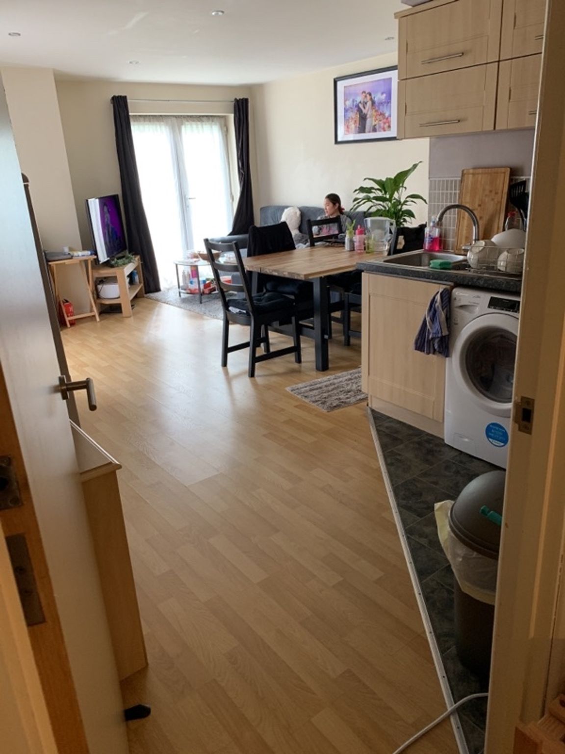 ***IDEAL FOR PROFESSIONAL COUPLE*** Ground Floor Apartment. Excellent links M1 corridor, 5 mins Junc. 27. Train & trams to Nottm & Mansfield. White goods included.